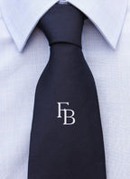 Cravatta con monogramma in stampatello stile "Caravaggio"