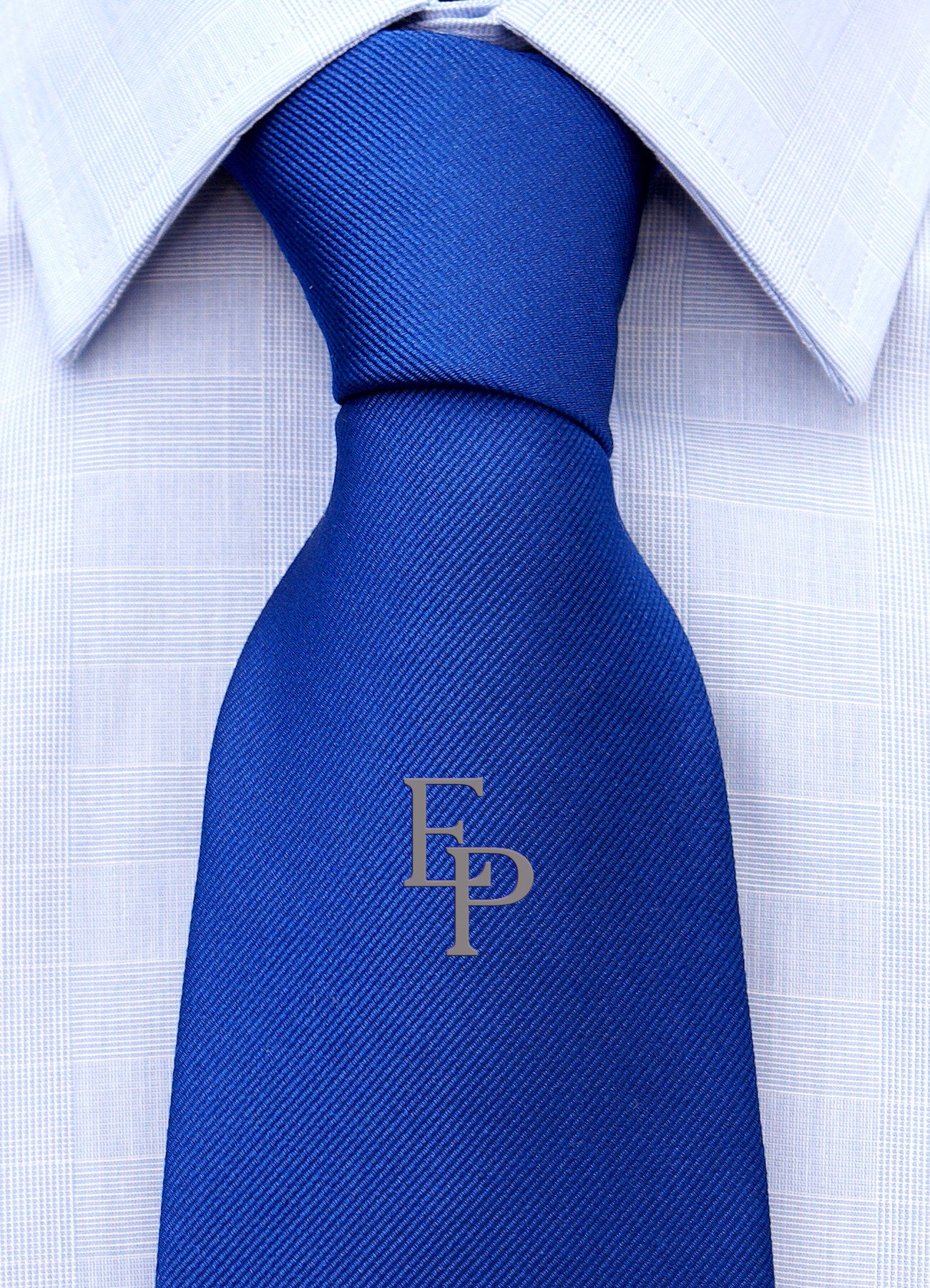 Cravatta con monogramma in stampatello personalizzato