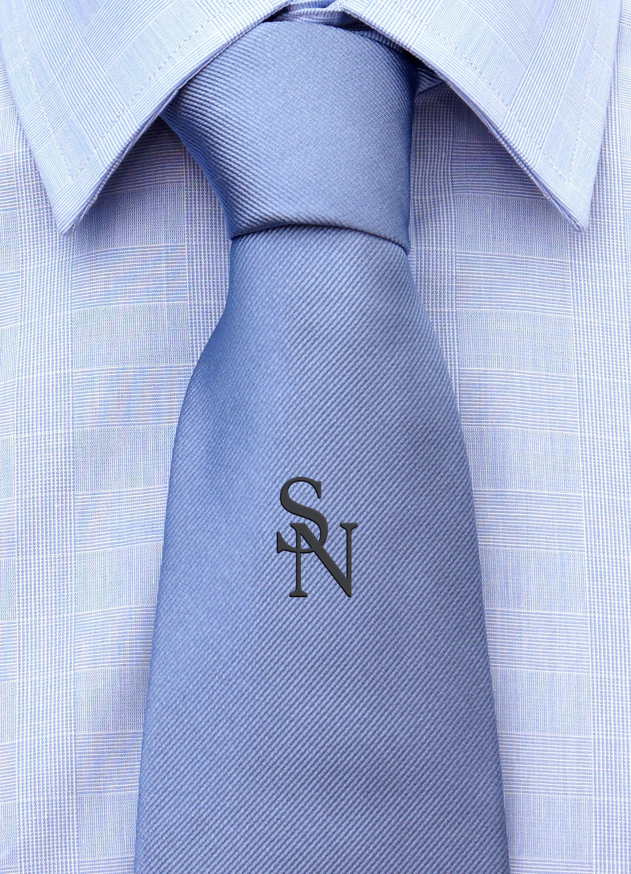 Cravatta con monogramma in stampatello personalizzato