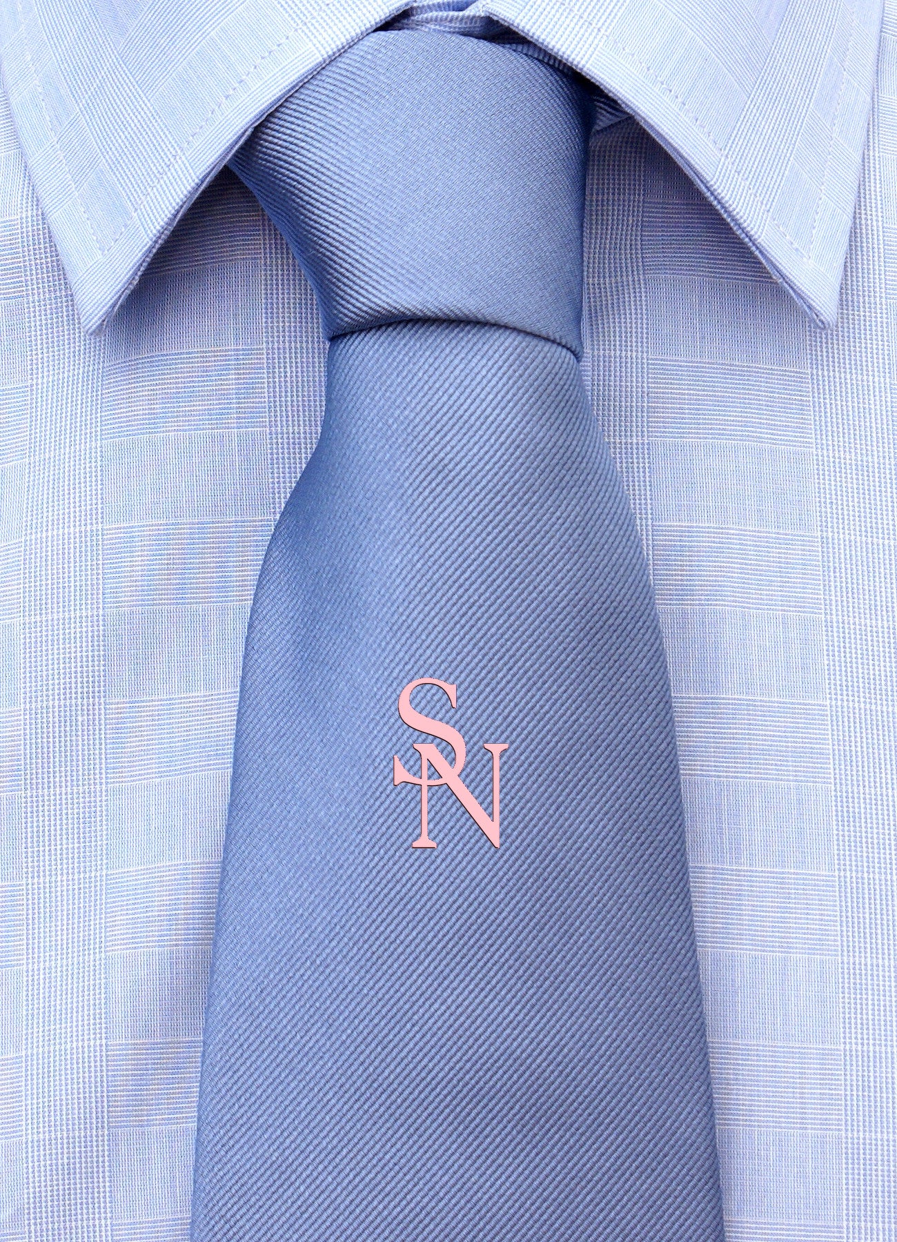 Cravatta con monogramma in stampatello personalizzato